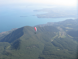 Parapendio al lago